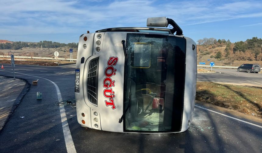 Bilecik'te minibüs ile otomobil çarpıştı: 1 yaralı