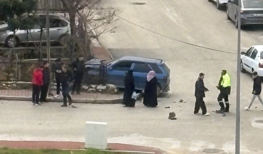 Zincirleme trafik kazasında otomobil savruldu, bahçe demire saplandı: 1 yaralı