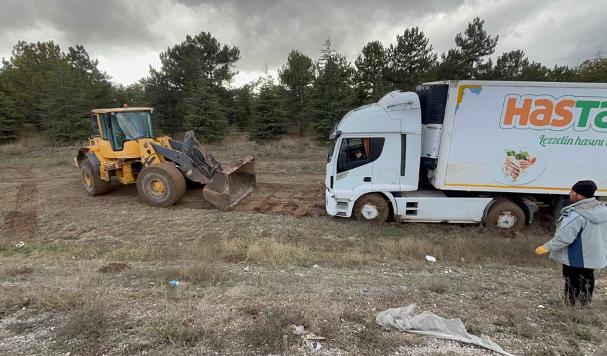 Eskişehir'de saatlerce mahsur kaldı: Çamura saplanan tır böyle kurtarıldı