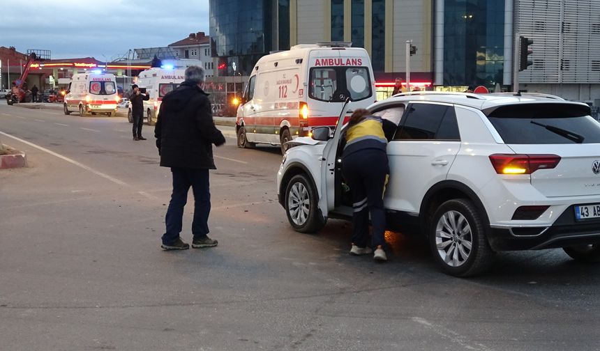 Ambulans ve otomobil çarpıştı: 1 yaralı