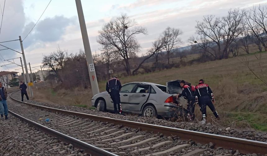 Polisten kaçan araç takla atarak demir yoluna devrildi