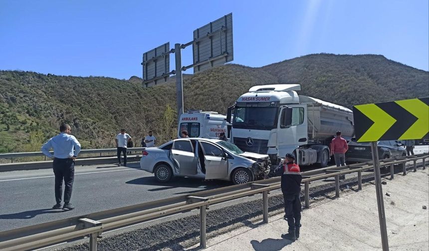 Komşuda üç otomobil ve bir tır birbirine girdi: 1 yaralı