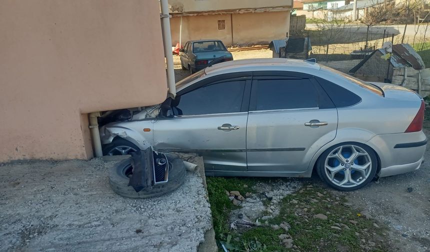 Eskişehir'in komşusunda kaza: 2 otomobil çarpıştı, 4 yaralı
