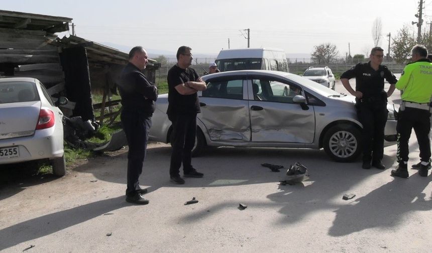 Komşuda 2 otomobil çarpıştı: 2 yaralı