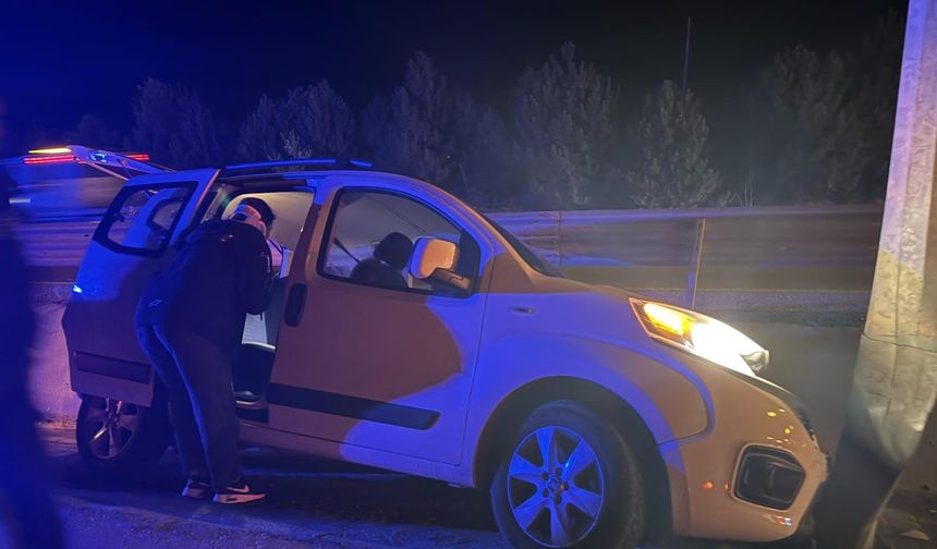 Komşuda kontrolden çıkan araç refüje girdi: 2 yaralı
