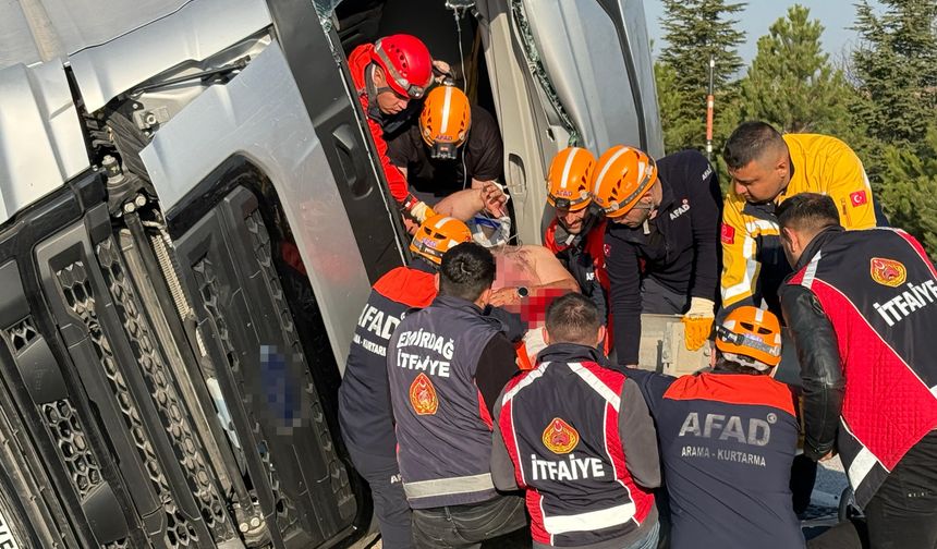 Komşuda Vestel'in beyaz eşya yüklü tırı devrildi: 1'i ağır 2 yaralı