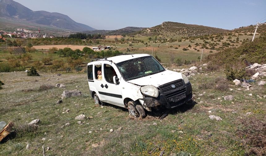 Eskişehir'in komşusunda otomobil şarampole yuvarlandı: 2 yaralı