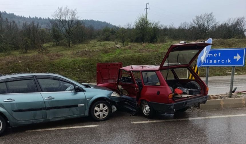 Komşuda iki otomobil çarpıştı: 1 ölü, 1 yaralı