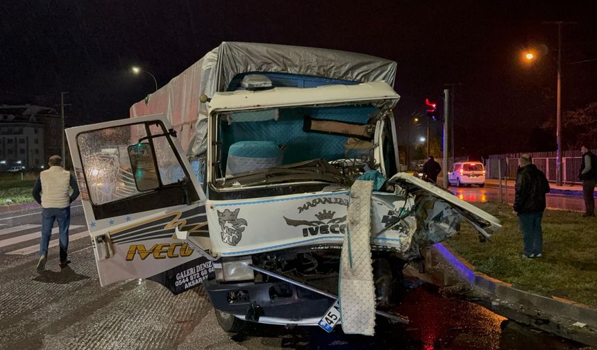 Eskişehir'in komşusunda TIR ile kamyon birbirine girdi: 2 yaralı