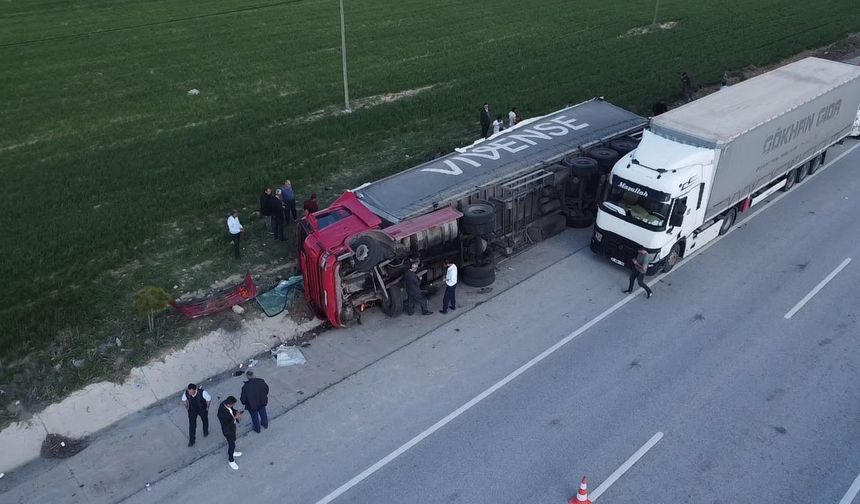 Komşuda tır devrildi, 25 ton mandalina ziyan oldu! 2 yaralı