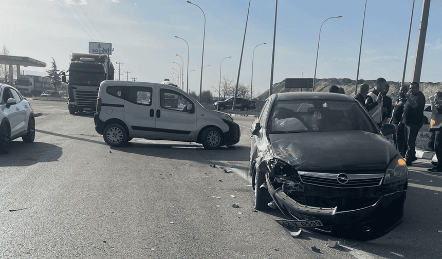 Komşuda hafif ticari araç ve otomobil çarpıştı: 1'i bebek 5 yaralı