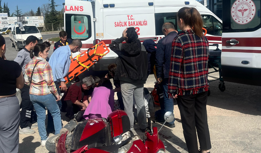 Komşuda motorlu bisiklet ve otomobil çarpıştı: 1'i çocuk 3 yaralı