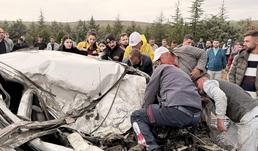Komşudaki feci kazada otomobil kağıt gibi ezildi: 1 ölü, 1 yaralı