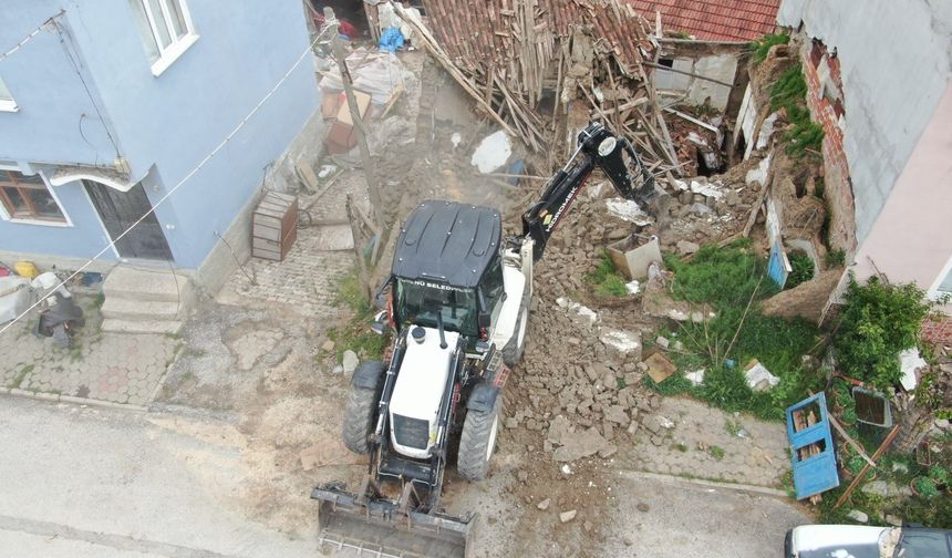 İnönü’de tehlike saçan metruk binalar tek tek yıkılıyor