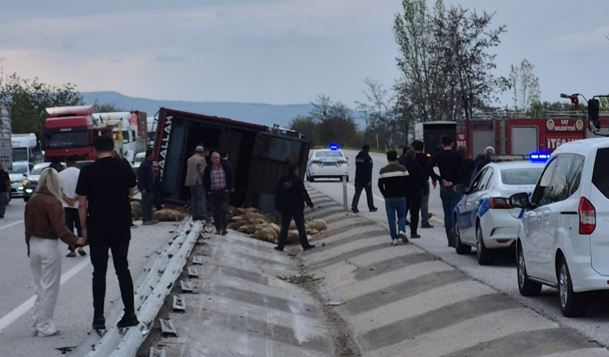 Eskişehir'in komşusunda feci kaza: Kontrolden çıkan kamyon devrildi