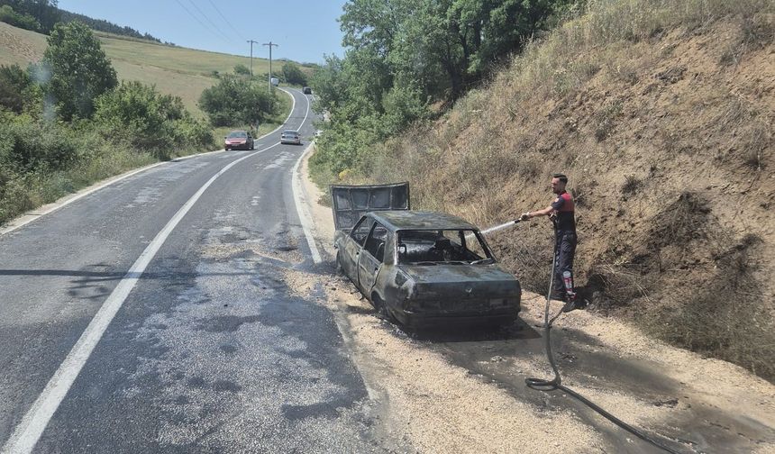 Komşuda seyir halindeki otomobil yandı