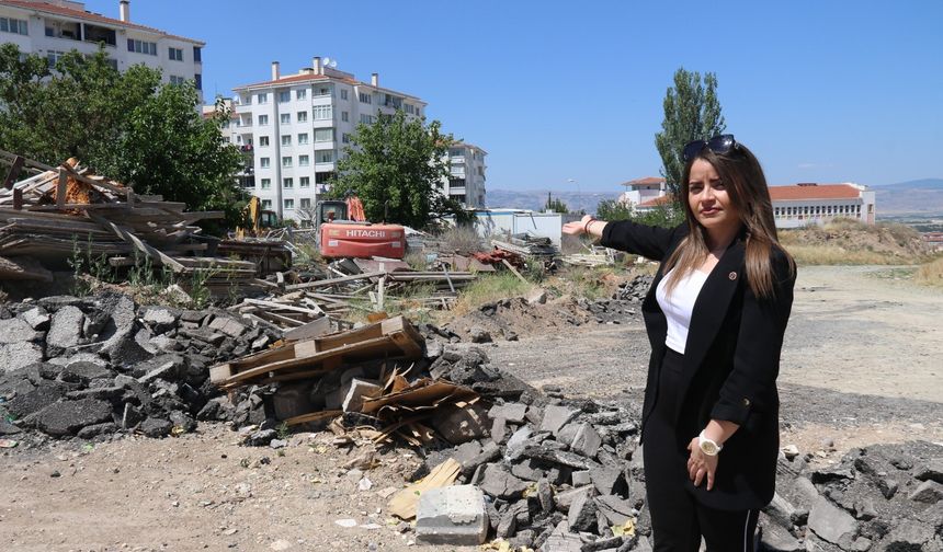 Erenköy'de boş arazi moloz döküm sahası oldu: Muhtar isyan etti