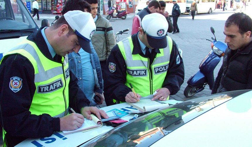 Sürücüler dikkat: Bu hatayı yapan 100 bin kişinin ehliyeti gitti