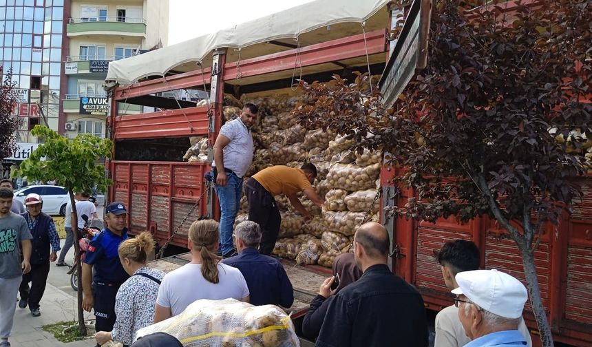 Tarlasında yetiştirdiği 20 ton patatesi vatandaşa dağıttı
