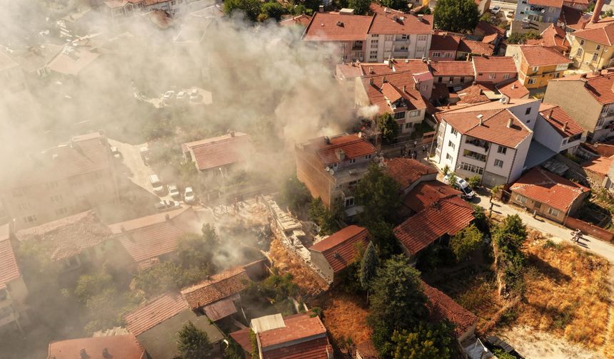 Komşuda müstakil evde çıkan yangın ekipler tarafından söndürüldü