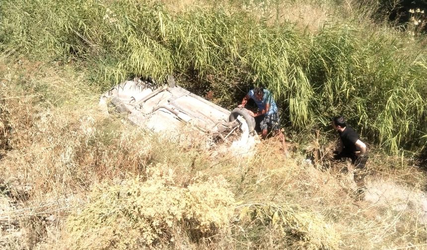 Komşuda otomobil su kanalına devrildi: 2 yaralı
