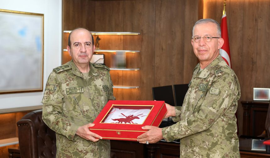 Kara Kuvvetleri Komutanı Bayraktaroğlu, devir teslim törenlerine katıldı