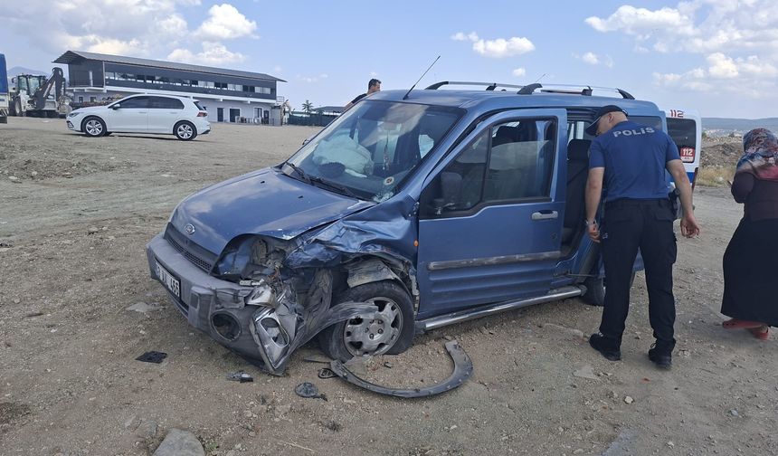 Kontrolünü kaybeden araç aynı şeritte başka bir otomobile çarptı: 2 yaralı