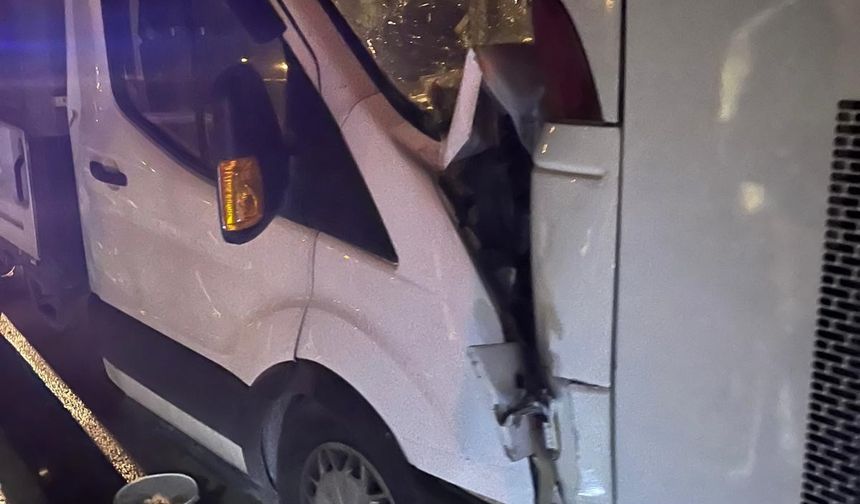 Komşuda kamyonet ve otobüs çarpıştı: 7 yaralı