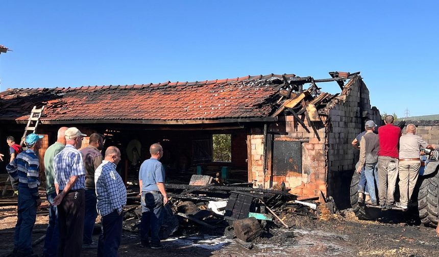 Alevler biranda tüm yapıyı sardı: Atölye küle döndü