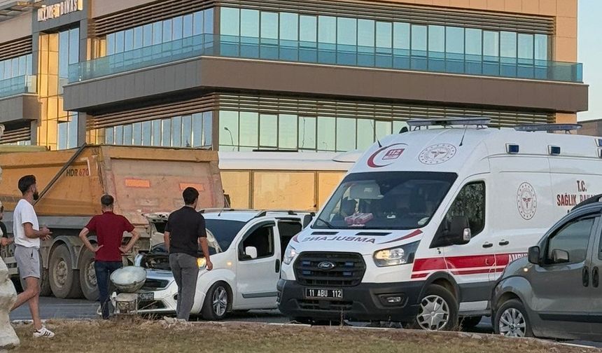 Kamyonet ile çekici birbirine girdi: 3 yaralı