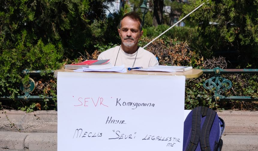 Eskişehir’de tek başına imza kampanyası başlattı
