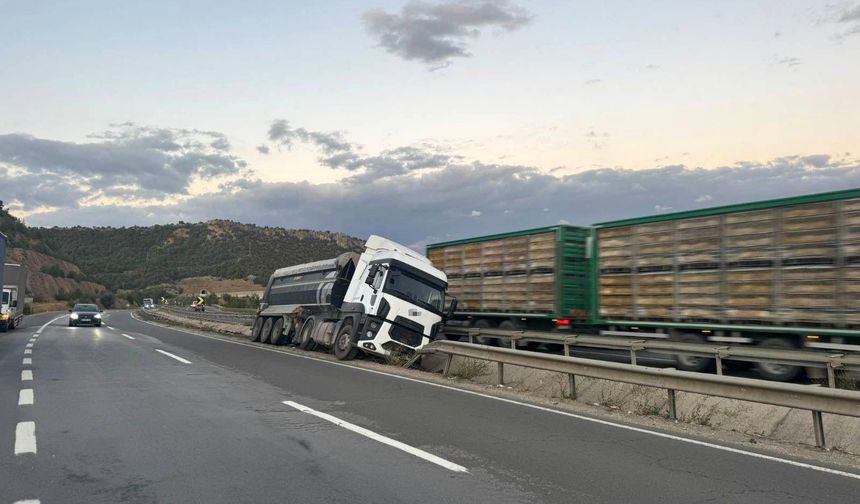 Kontrolünü kaybeden tır bariyerlere çarptı: 4 yaralı