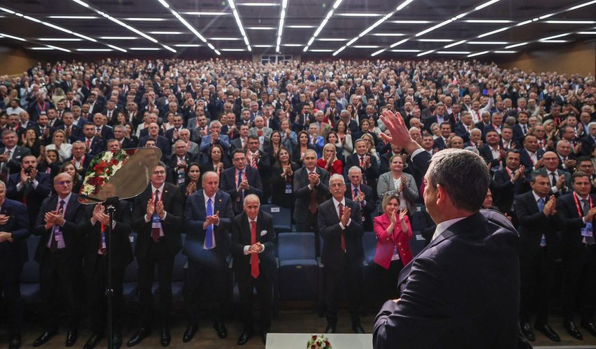 Kurultay sonrası ilk toplantı: CHP MYK üyeleri güven tazeledi