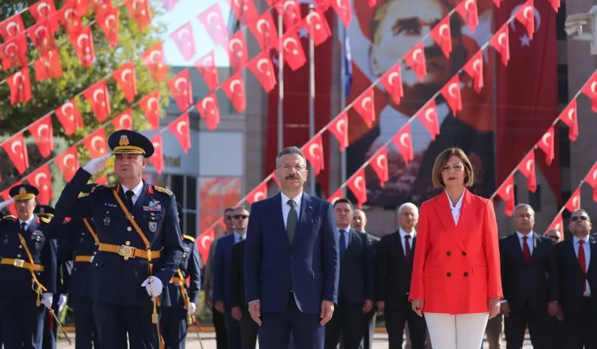 Vilayet Meydanı'nda bayram coşkusu: Eskişehir’de 'Zafer' kutlamalar başladı