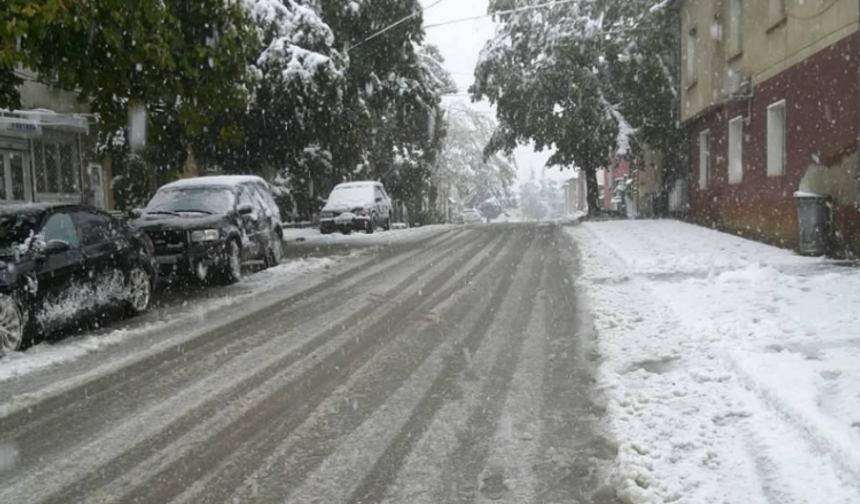 Komşu'da kar yağışı erken başladı! Her yer bembeyaz...