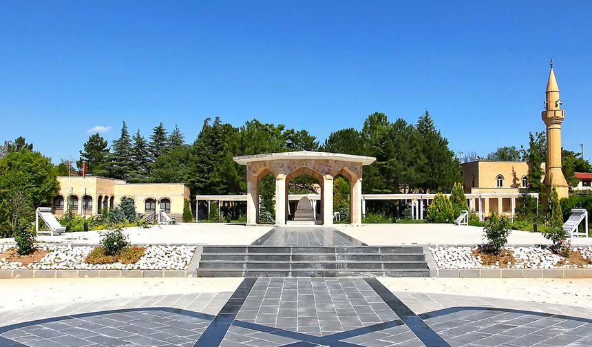 Yunus Emre Türbesi ziyaretçilerini bekliyor