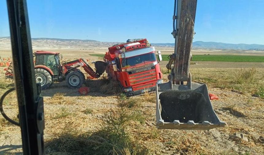 Eskişehir'de 22 ton soğan yüklü tır toprağa saplandı