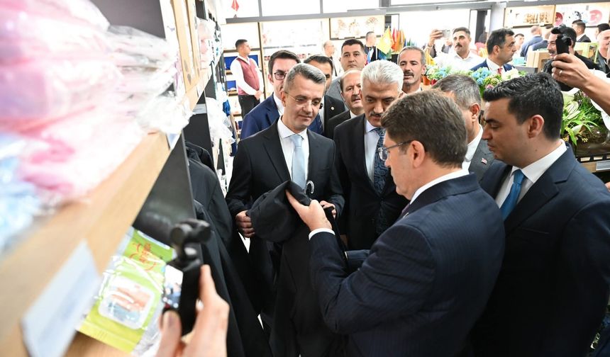 Adalet Bakanı Tunç, tutuklu ve hükümlülerin ürettiği ürünleri inceledi