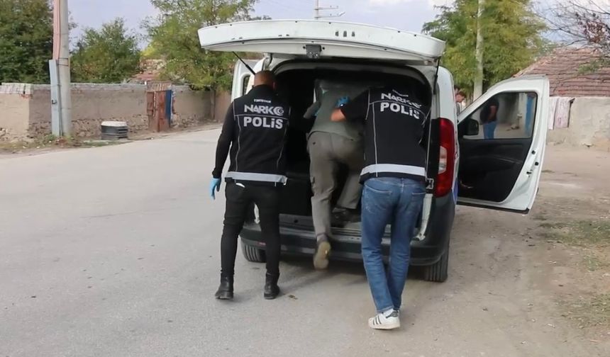 Eskişehir'de zehir tacirlerine büyük darbe: Silahlar, uyuşturucu maddeler ve haplar ele geçirildi