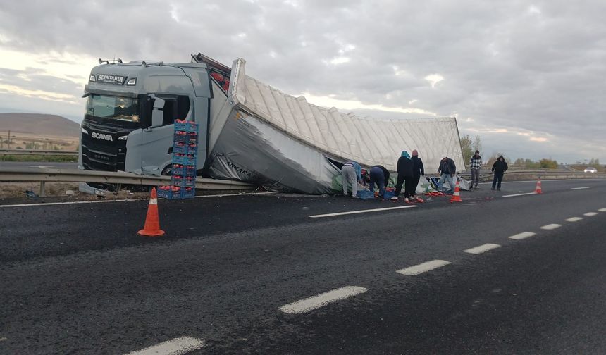 Eskişehir'de kontrolden çıkan sebze yüklü tır devrildi