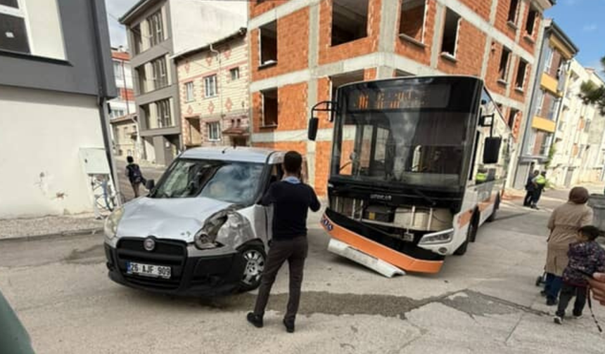 Eskişehir'de belediye otobüsü ve otomobil çarpıştı