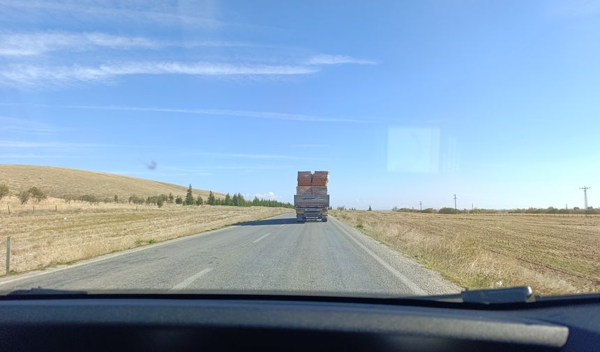 Komşuda tuğla yüklü tır sürücülere korku dolu anlar yaşattı