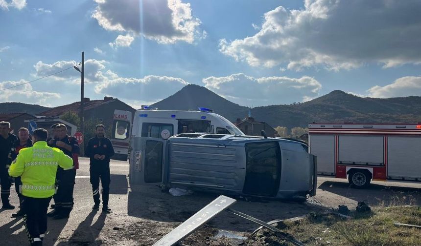 Komşuda hafif ticari araç takla attı: Çok sayıda yaralı var