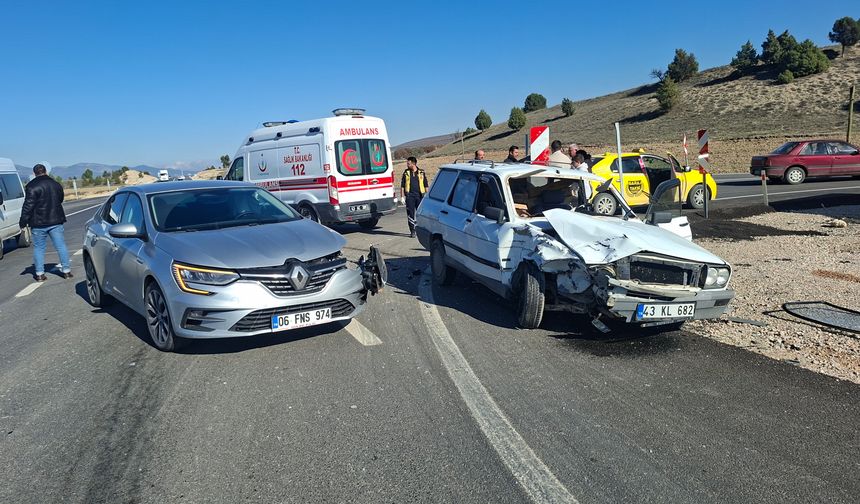 Komşuda 2 otomobil birbirine girdi: Yaralı sürücü hastaneye kaldırıldı
