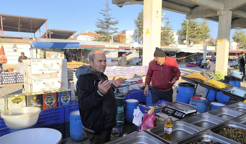 Yıllardır değişmeyen gelenek: Pazarcılar güne dua ile başlıyor