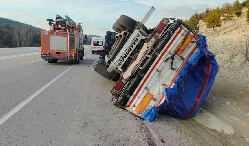 Eskişehir'in komşusunda TIR devrildi