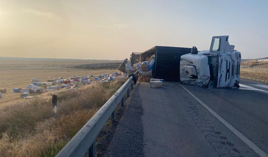 Emirdağ'da saman yüklü tır devrildi