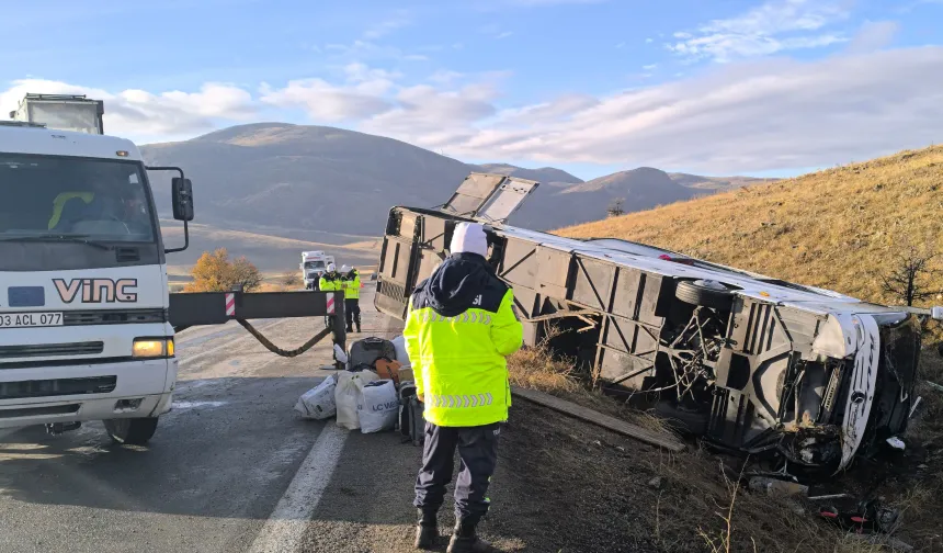 Komşuda otobüs kazasında hayatını kaybedenlerin kimlik tespit çalışmaları sürüyor