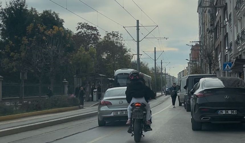 Eskişehir'de hem kasksız hem plakasız! Sorumsuz sürücünün gürültülü egzozu tepki çekti