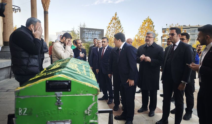 Bakan Tunç Eskişehir'in komşusunda cenazeye katıldı